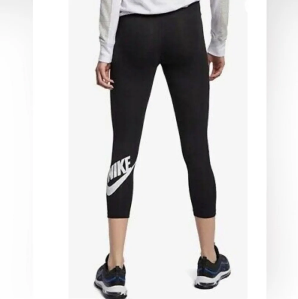 Nike Black Cropped Workout Legging Women's Medium M Logo Spellout Athletic EUC